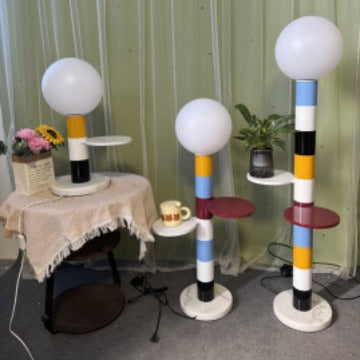 Moderne Multi-Funktions-Stehlampe mit integriertem Beistelltisch