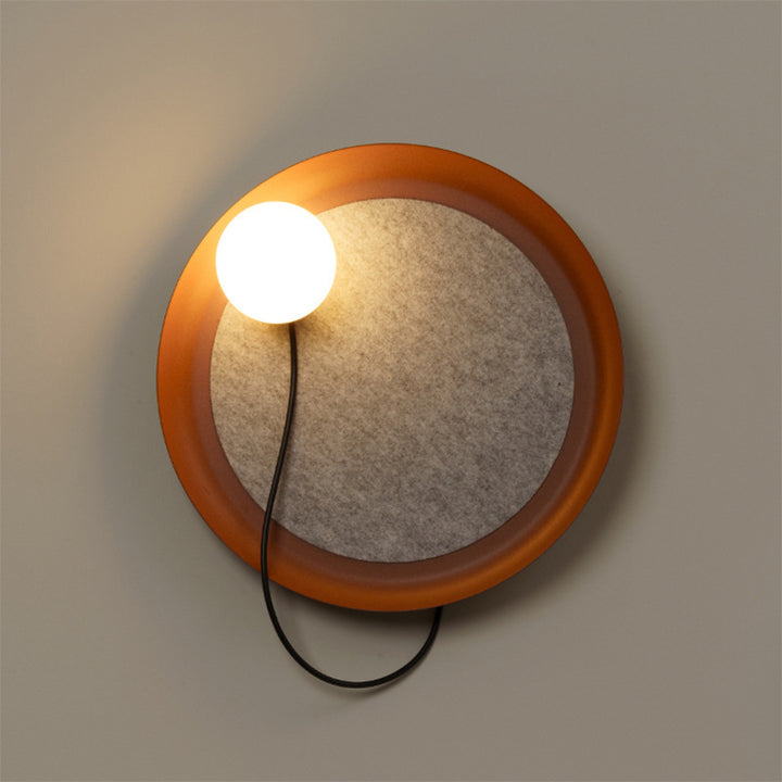 Moderne Wandlampe mit Stoffrückwand und sanfter Beleuchtung