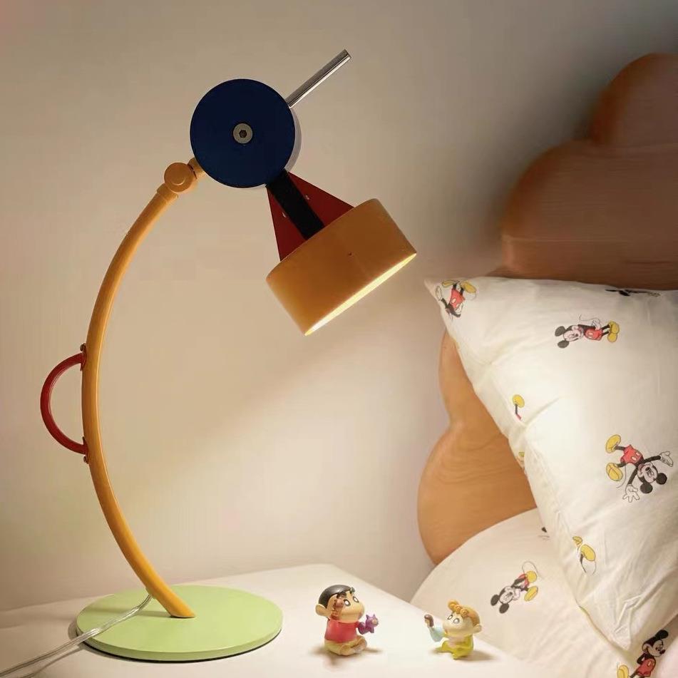 Kreative Schreibtischlampe mit verstellbarem Arm