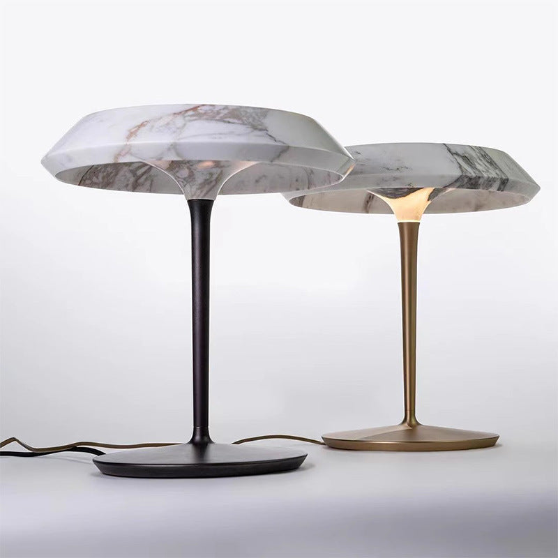 Elegante moderne Tischlampe mit Marmorbasis und goldenen Akzenten