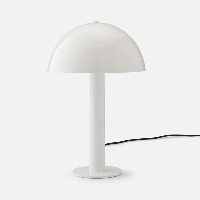 Moderne Tischlampe mit elegantem Globenschirm