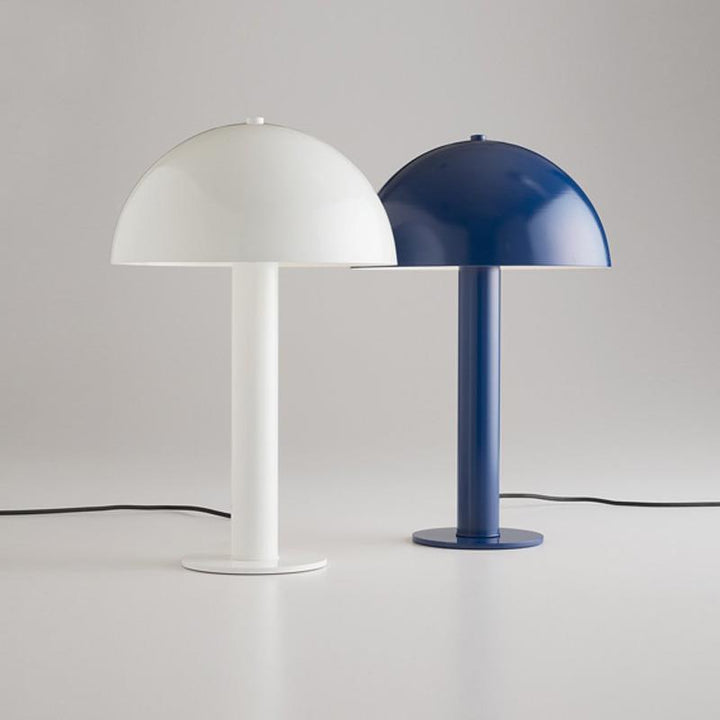 Moderne Tischlampe mit elegantem Globenschirm
