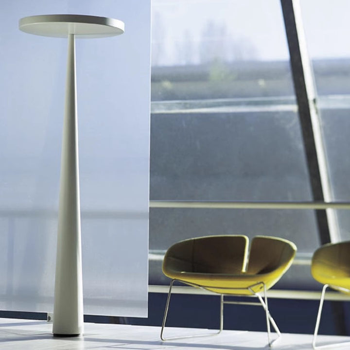 Moderne Minimalistische Stehlampe mit Integriertem Tisch