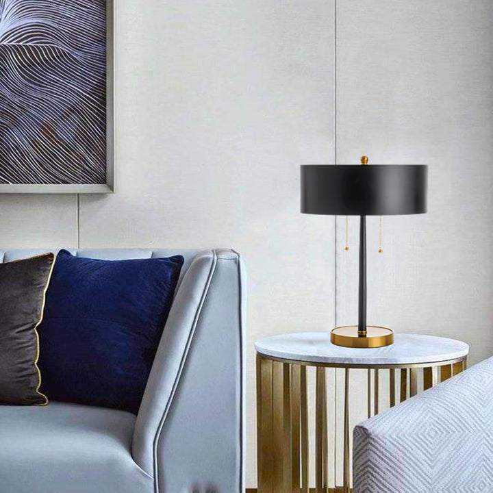 Moderne Minimalistische Tischlampe mit goldenen Akzenten
