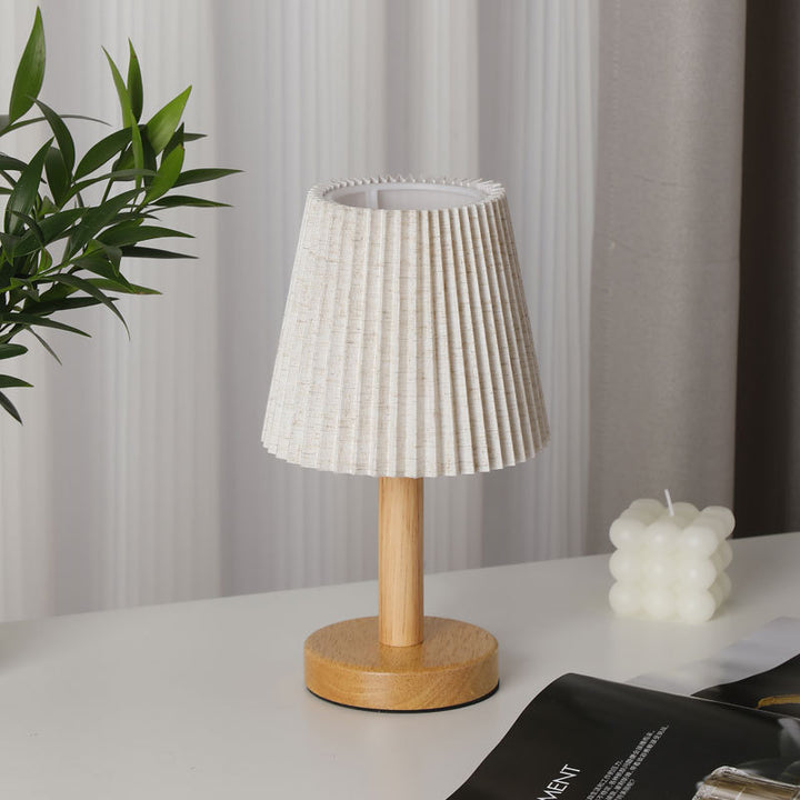Nordic Minimalist Tischlampe aus massiver Eiche mit plissiertem Stoffschirm