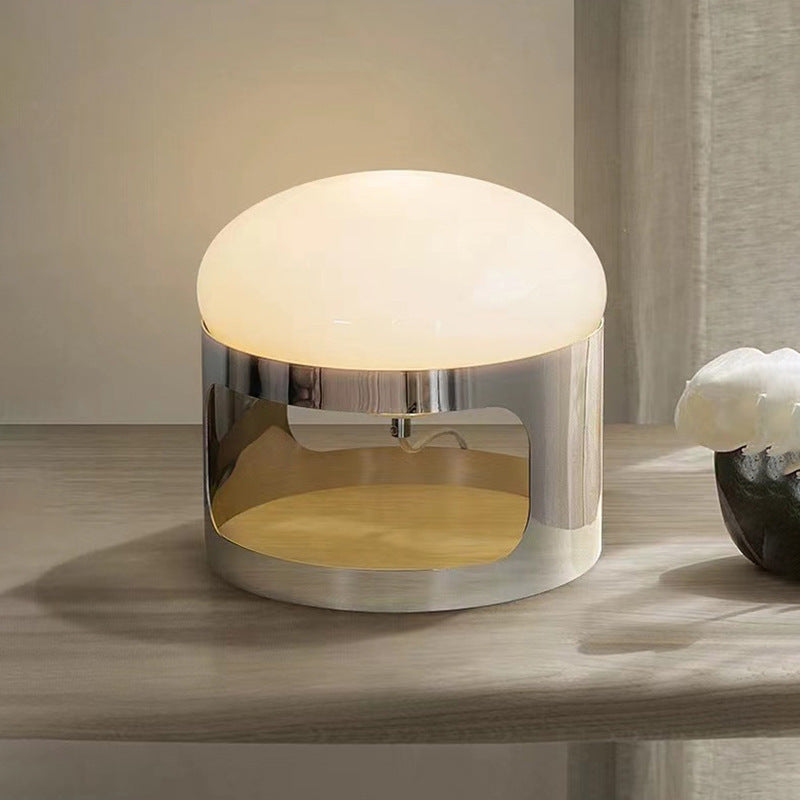 Moderne stilvolle Tischlampe mit Chrombasis
