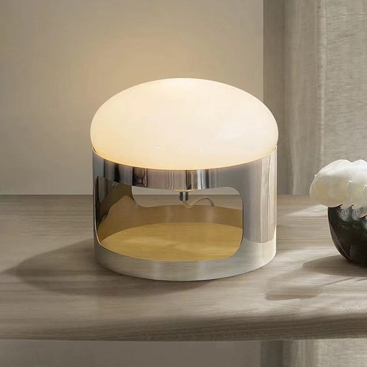 Moderne stilvolle Tischlampe mit Chrombasis