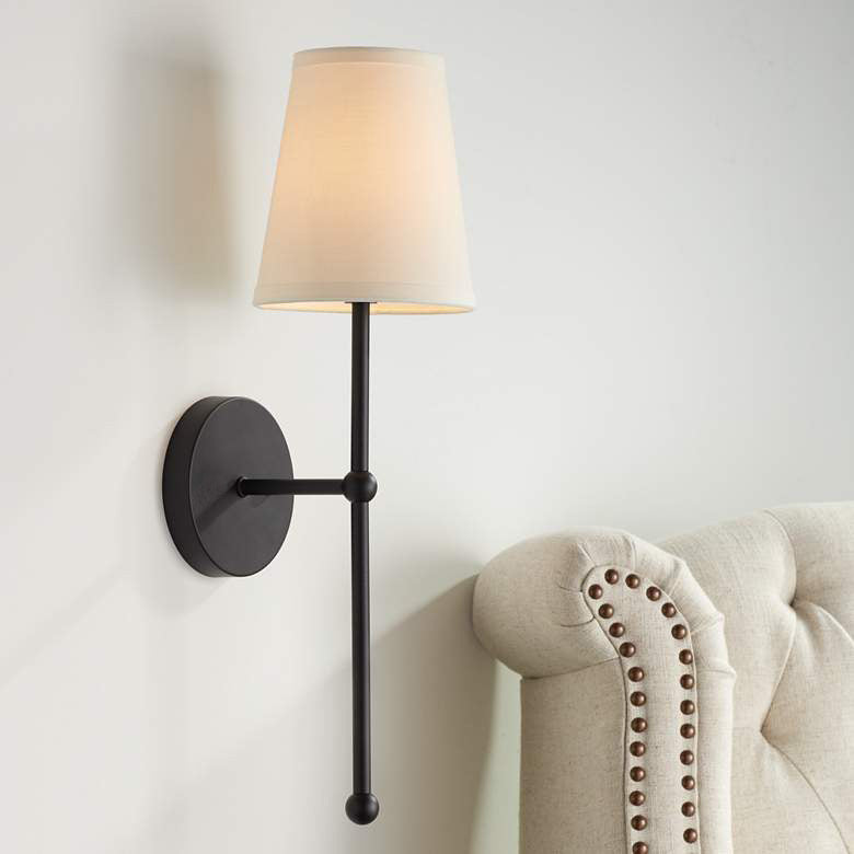 Metallische vertikale Wandlampe mit konisch gestaltetem Stoffschirm