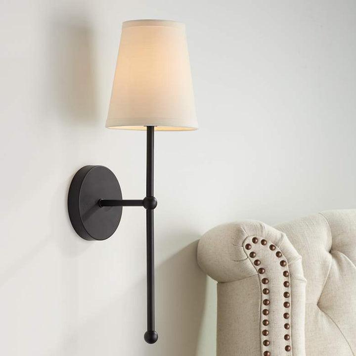 Metallische vertikale Wandlampe mit konisch gestaltetem Stoffschirm