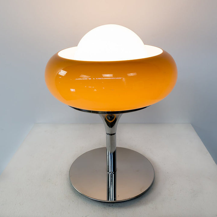 Moderne Tischlampe mit schlankem Metallfuß und sanft schimmerndem Shade