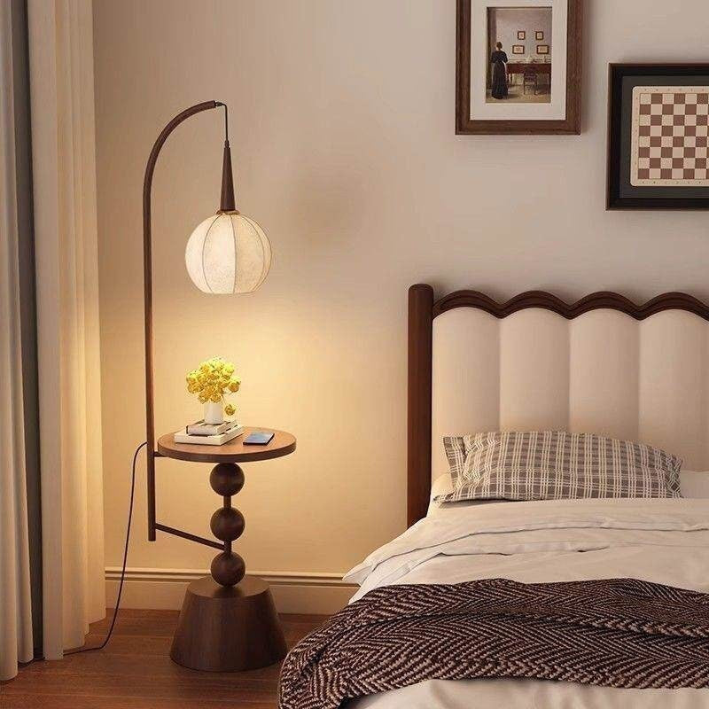 Moderne dekorative Stehlampe mit geschwungenem Design