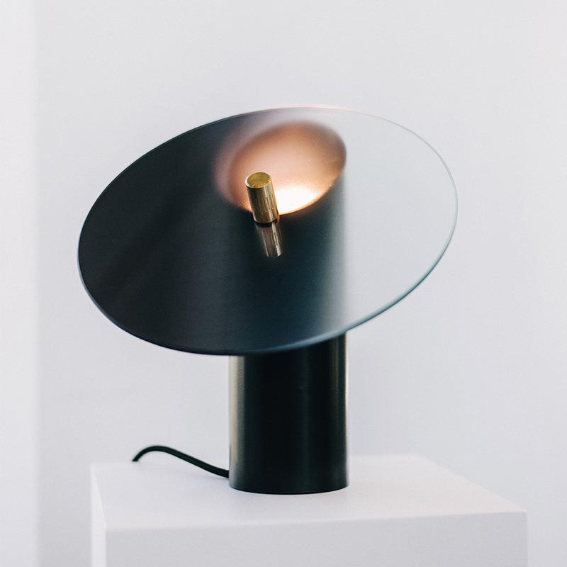 Moderne Tischlampe mit verstellbarem Schirm