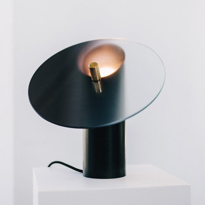 Moderne Tischlampe mit verstellbarem Schirm