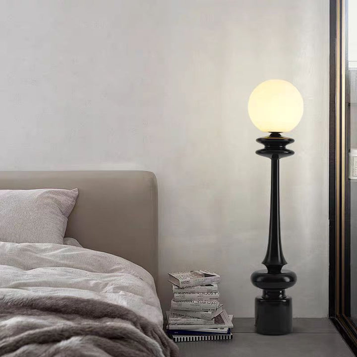Moderne elegante Stehlampe mit künstlerischem Globenschirm