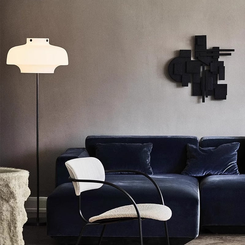 Zeitgenössische Tischlampe mit elegantem Opalglas-Schirm und vintage Messingfuß