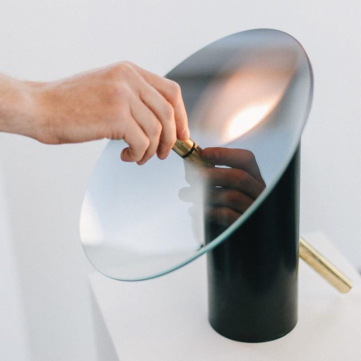 Moderne Tischlampe mit verstellbarem Schirm