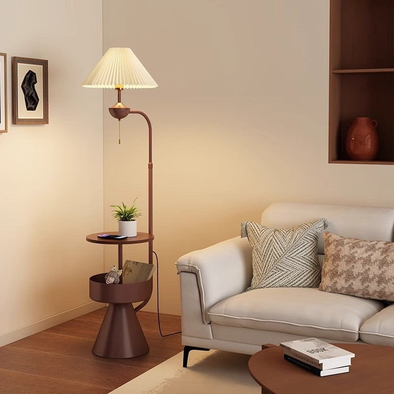 Elegante Stehlampe mit plissiertem Schirm
