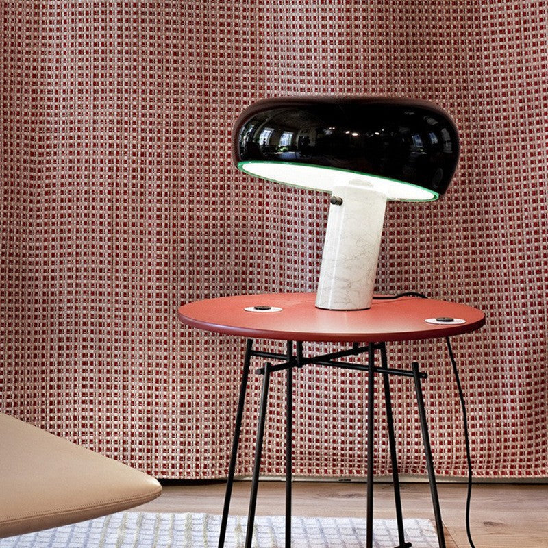 Moderne Tischlampe mit geometrischem Design