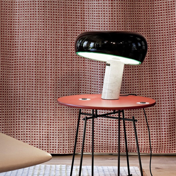 Moderne Tischlampe mit geometrischem Design