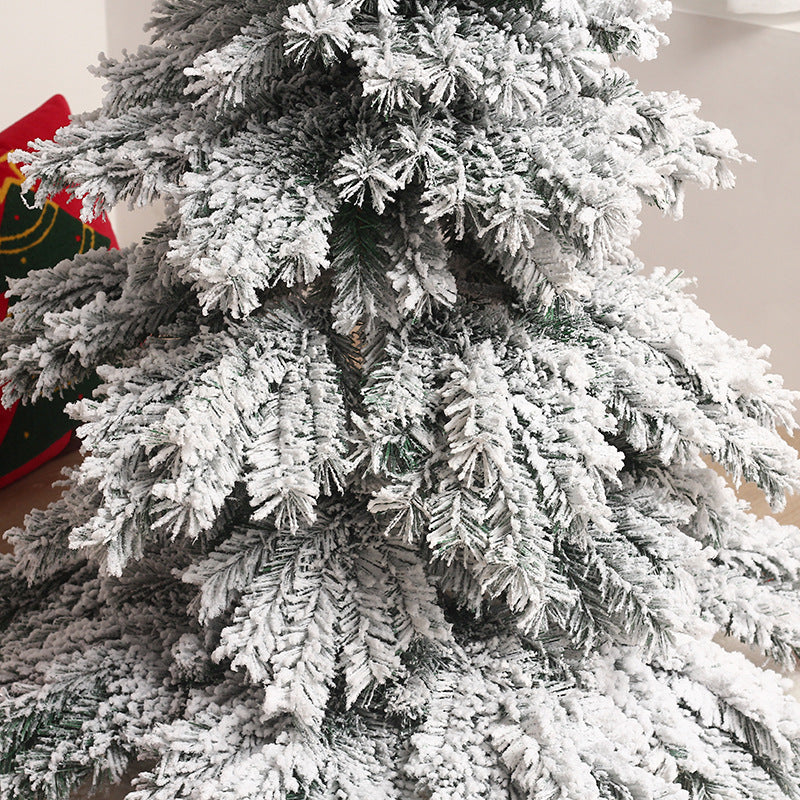 Schneebedeckter künstlicher Weihnachtsbaum