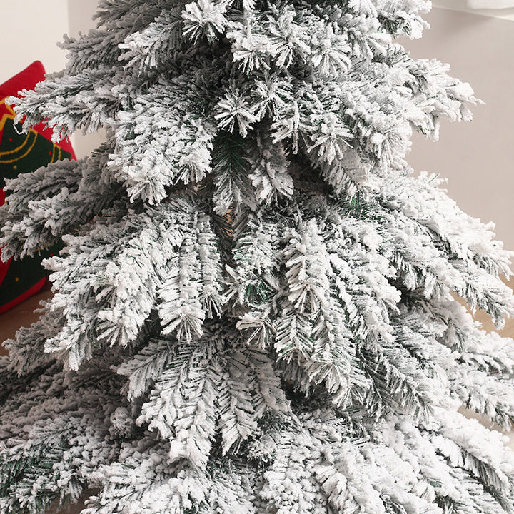 Schneebedeckter künstlicher Weihnachtsbaum
