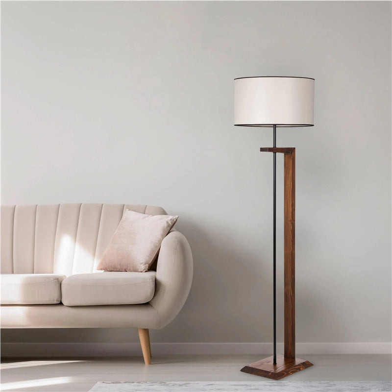 Stehlampe mit modernem Holz- und Metalldesign