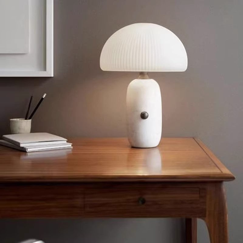 Moderne skulptierte Tischlampe mit plissiertem Schirm