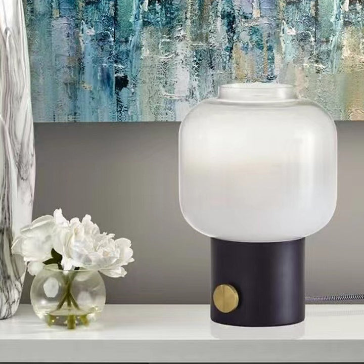 Moderne Glas Tischlampe mit Messingfuß