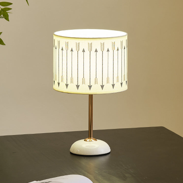 Keramik-Basis Nachttischlampe mit Stoffschirm im Pfeilmuster