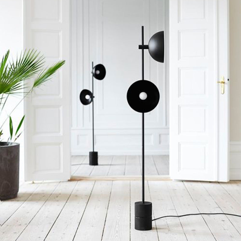 Moderne elegante Stehlampe mit verstellbarem Schirm