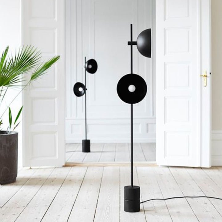 Moderne elegante Stehlampe mit verstellbarem Schirm