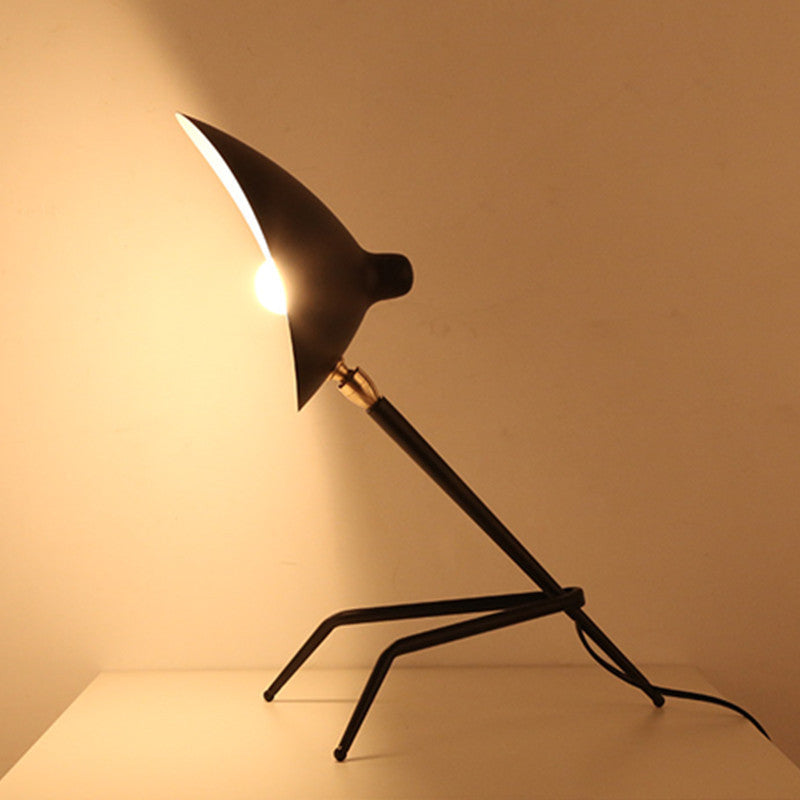 Moderne verstellbare Schreibtischlampe mit minimalistischer Gestaltung