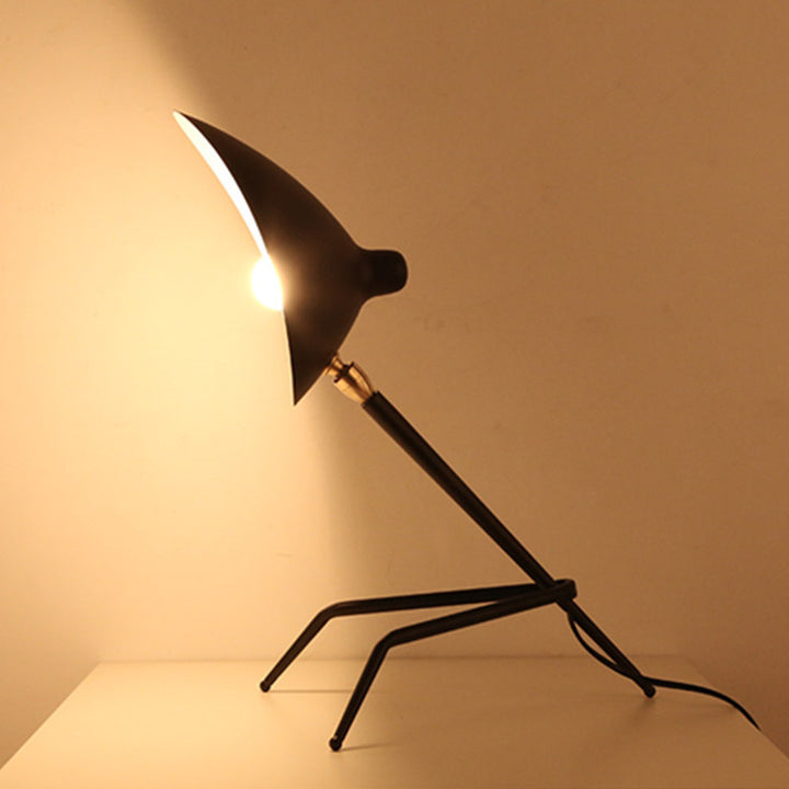 Moderne verstellbare Schreibtischlampe mit minimalistischer Gestaltung