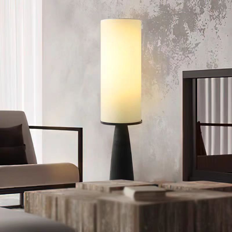 Moderne Minimalistische Stehlampe mit integriertem Beistelltisch