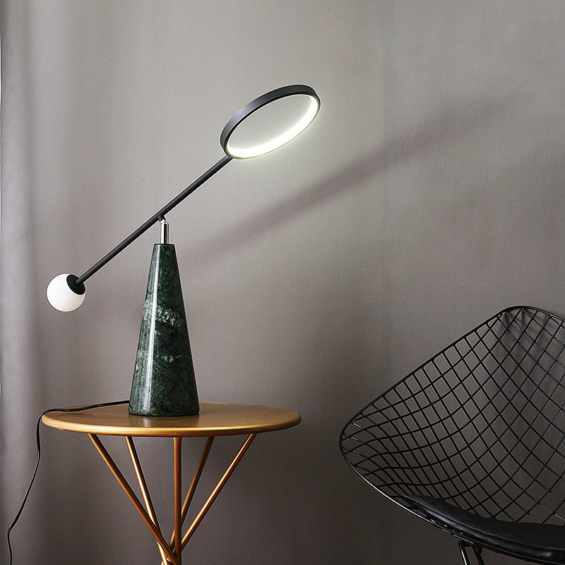 Moderne verstellbare Schreibtischlampe mit geometrischem Fuß