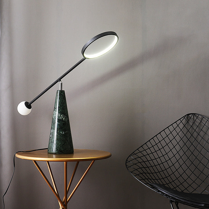 Moderne verstellbare Schreibtischlampe mit geometrischem Fuß