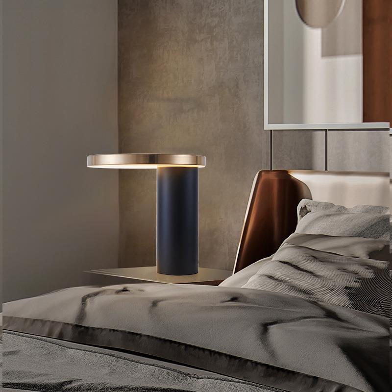 Minimalistische Tischlampe mit metallischem Akzent