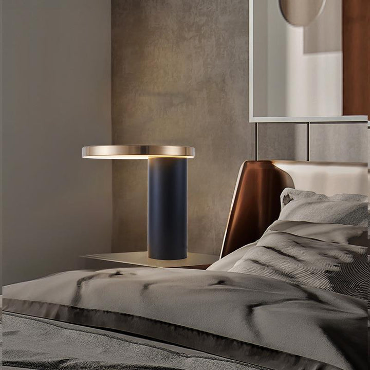 Minimalistische Tischlampe mit metallischem Akzent