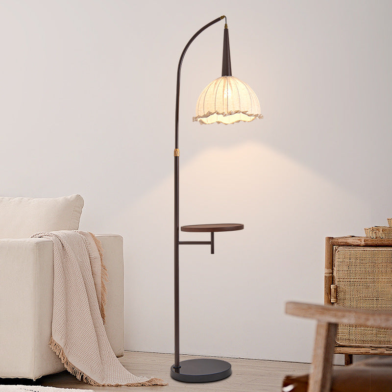 Moderner stilvoller Stehlampe mit Beistelltisch