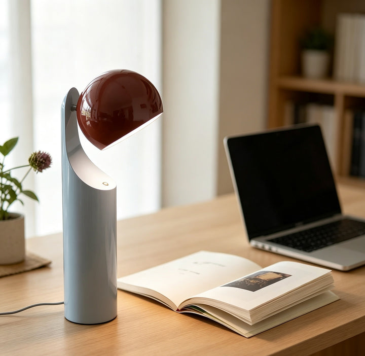 Moderne Schreibtischlampe mit verstellbarem Schirm