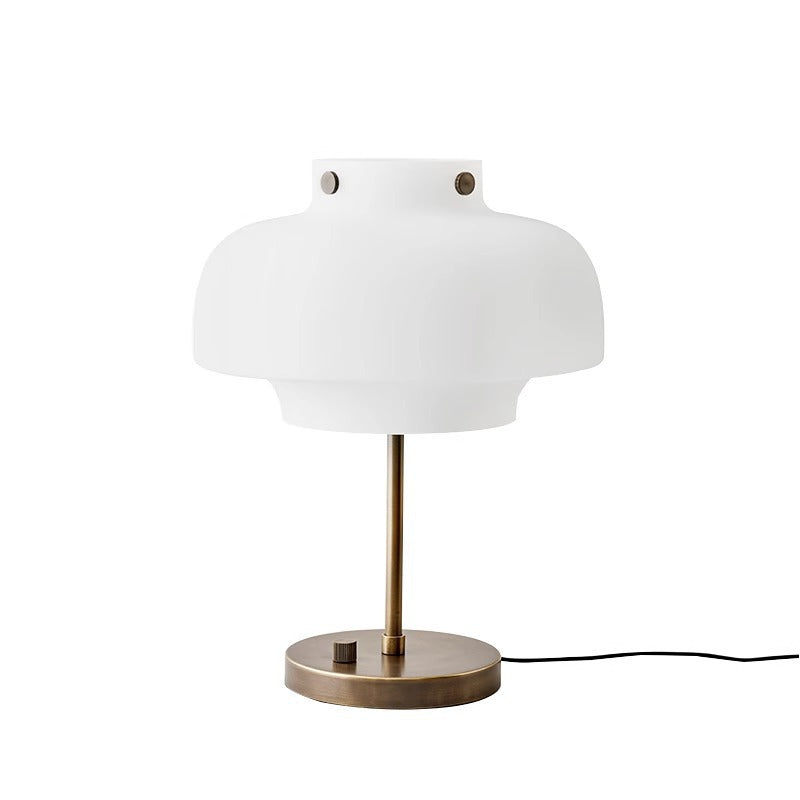 Zeitgenössische Tischlampe mit elegantem Opalglas-Schirm und vintage Messingfuß