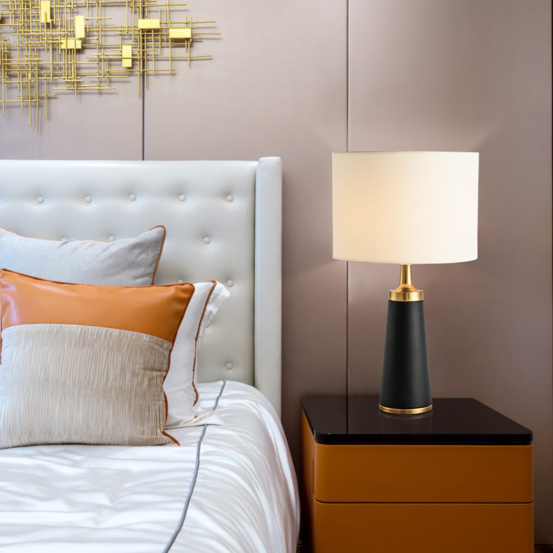 Elegante moderne Tischlampe mit geometrischem Sockel