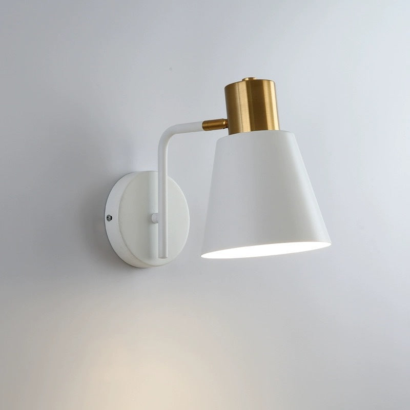 Drehbarer Kegel Wandlicht mit Messingstecker und runder Rückplatte
