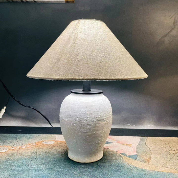Dekorative Tischlampe mit einzigartigem Keramikfuß