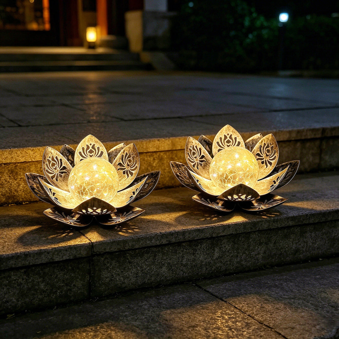 Dekorative Solar Lotus LED Gartenlaterne mit crackligem Glasglobus und lasergeschnittenen Metallblättern
