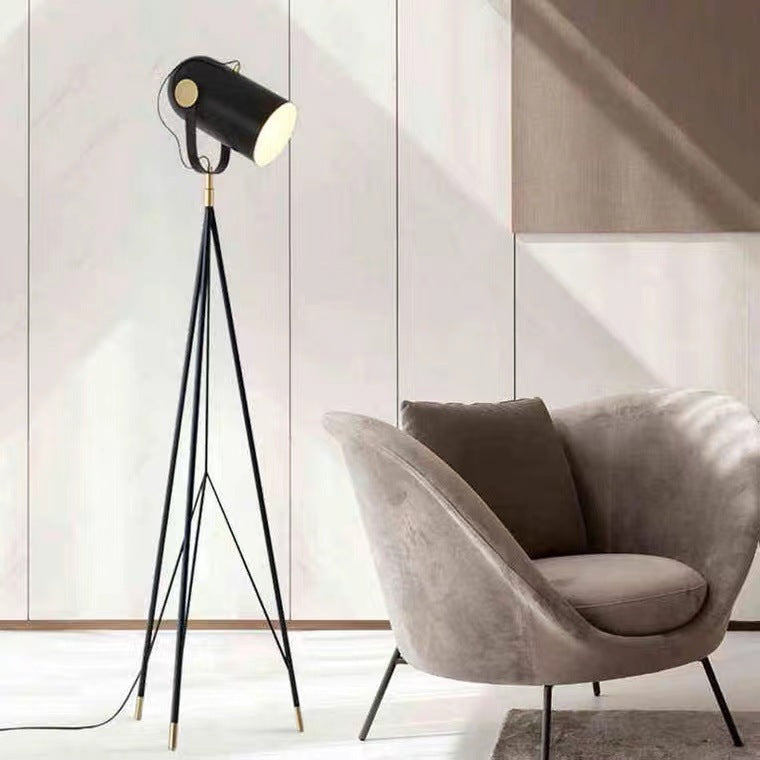 Moderne verstellbare Stehlampe mit Dreibeinbasis