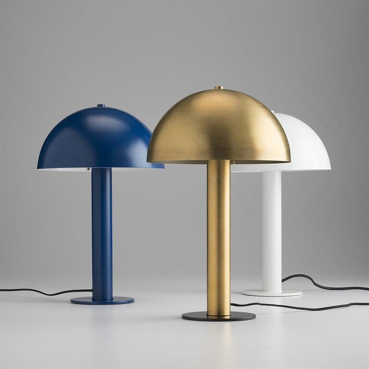 Moderne Tischlampe mit elegantem Globenschirm