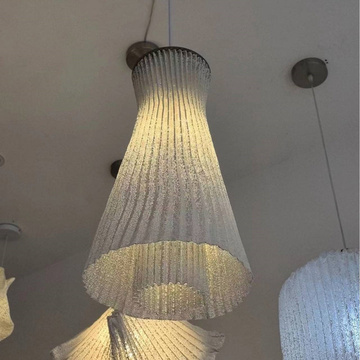 Elegante Faltenpendelleuchte