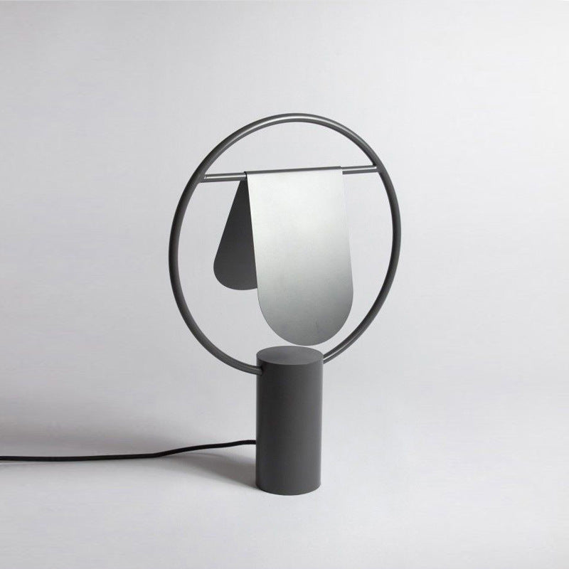 Künstlerische Tischlampe mit einzigartiger Silhouette