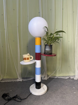 Moderne Multi-Funktions-Stehlampe mit integriertem Beistelltisch